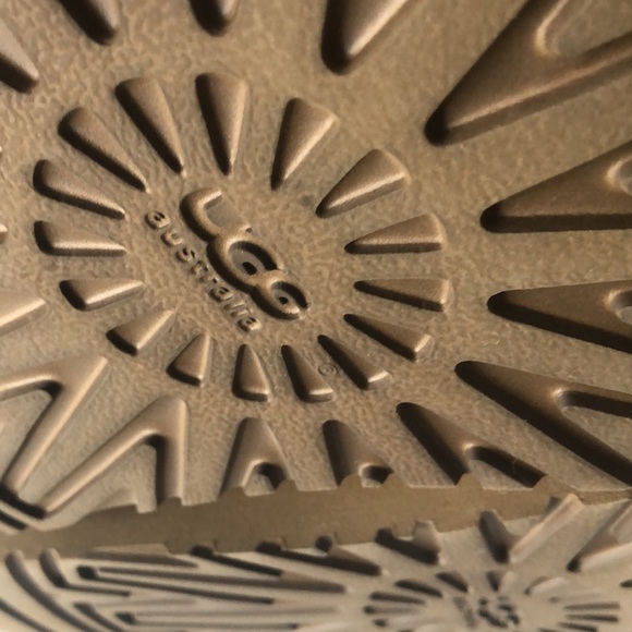 UGG Bailey Button Short Boots (Size: Big Kids 5) - Picture 10 of 17